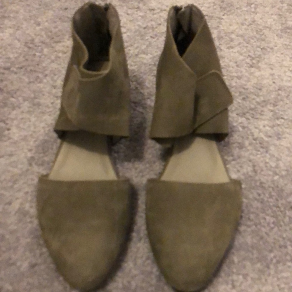 EUC Eileen Fisher pointed toe flats.